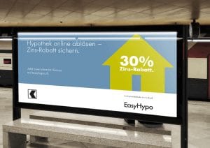 EasyHypo-Kampagnenplakat am Bahnhof